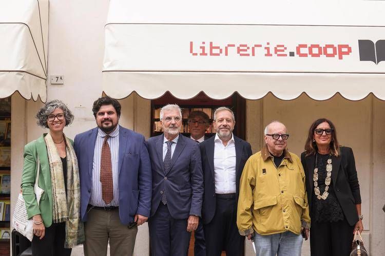 (L'inaugurazione della libreria Al Segno di Pordenone - Ufficio stampa Pordenonelegge)