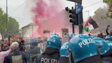 A Torino cori e fumogeni al presidio contro Vannacci: 