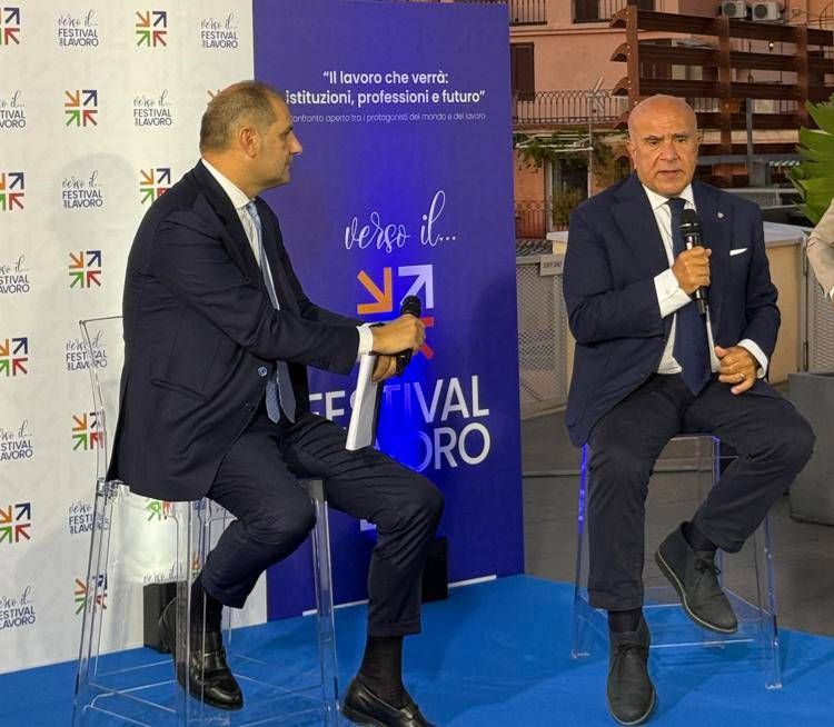 Il presidente dell'Ordine dei consulenti del lavoro Rosario De Luca durante la presentazione del Festival