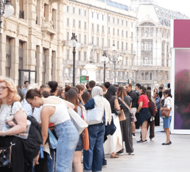 iPhone 18, in coda dall’alba a Milano. Pioggia di critiche social: 