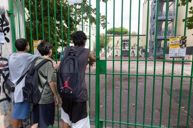 L’ingresso della scuola Giovanni Verga a Centocelle a Roma - (Ipa)