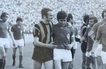 L'abbraccio tra Mazzola e De Sisti dopo una partita tra Inter e Fiorentina - Foto concessa dall'intervistato