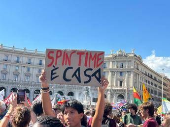 Roma, corteo Spin Time: "Città è di chi la vive non di chi specula"