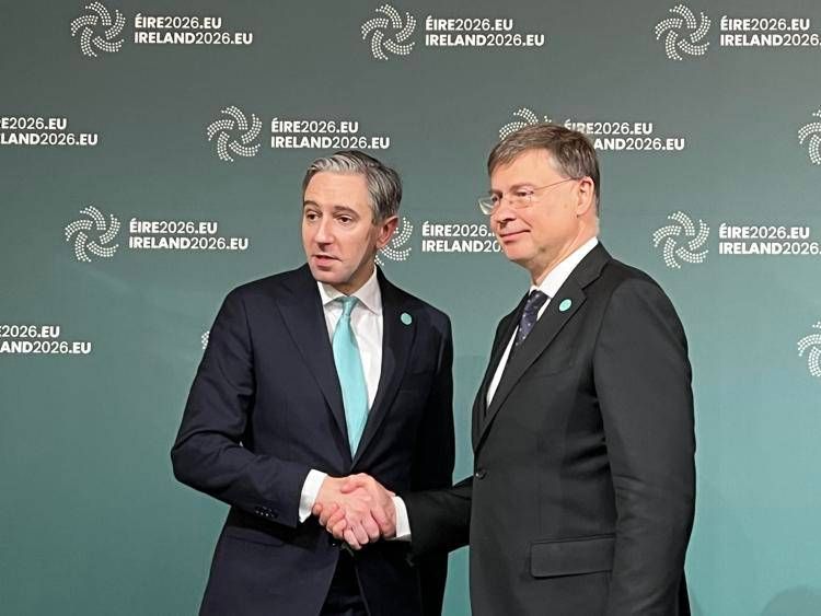 Il commissario Ue all'Economia Valdis Dombrovskis, a destra, con il ministro delle Finanze irlandese Simon Harris oggi a Dublino - Foto Adnkronos