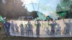 Cori sulla remigrazione e sfottò a Ranucci, l'arrivo dei giovani della Lega a Pontida - Video