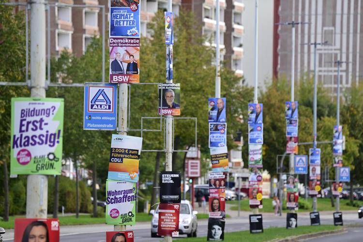 Manifesti con i candidati - (Afp)