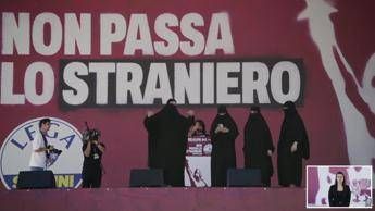 Donne in burqa sul palco di Pontida, lo show anti-islamizzazione - Video