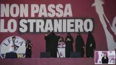 Donne in burqa sul palco di Pontida, lo show anti-islamizzazione - Video