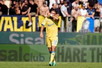 Frosinone-Como 2-0, gialloblù quinti a sorpresa. Il Parma batte il Genoa, prima vittoria per Cuesta