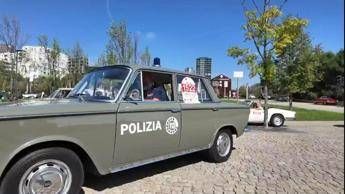 Da Legnano a Milano, la sfilata di auto storiche per il numero 1522 per le donne vittime di violenza e stalking