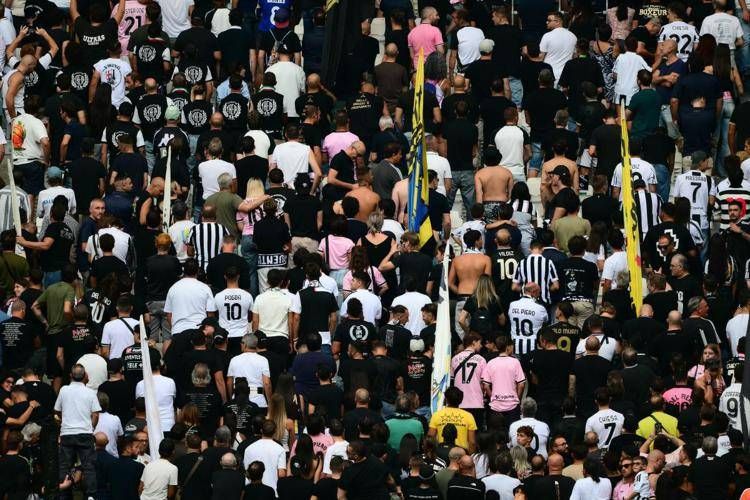 La curva della Juve si volta durante il minuto di silenzio per Mazzola - Afp