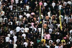 La curva della Juve si volta durante il minuto di silenzio per Mazzola - Afp