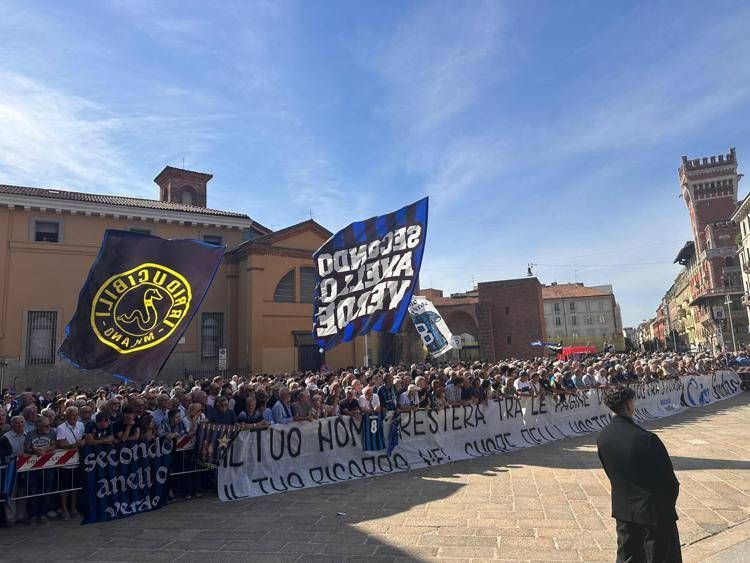 Tifosi dell'Inter fuori dalla chiesa di Sant'Ambrogio - Adnkronos 