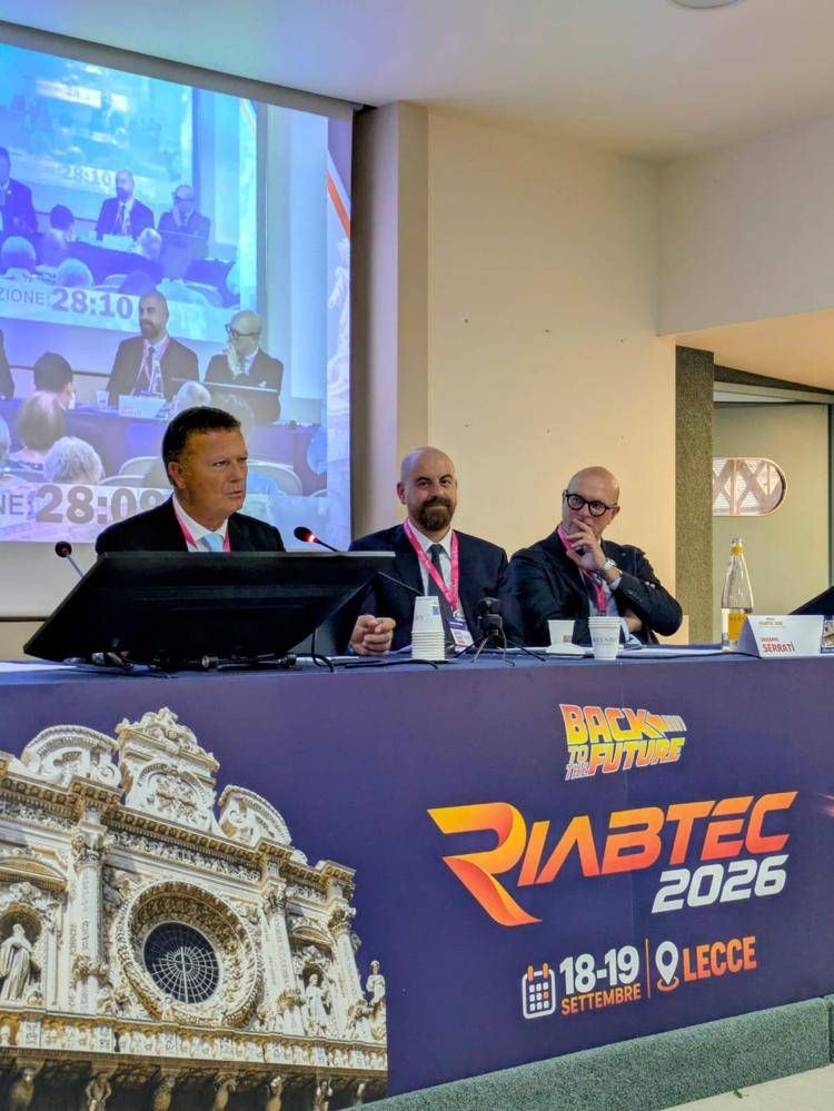 Al centro il professore Bernetti, insieme a  - Gabriele Positano consigliere della Suprema Corte di Cassazione (sinistra) e l'avvocato Giuseppe Serratí (destra)