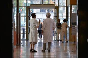 Ospedale Fatebenefratelli, medici in camice (Luca Matarazzo, Milano - 2013-07-22)  - FOTOGRAMMA