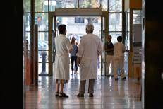 Ospedale Fatebenefratelli, medici in camice (Luca Matarazzo, Milano - 2013-07-22)  - FOTOGRAMMA