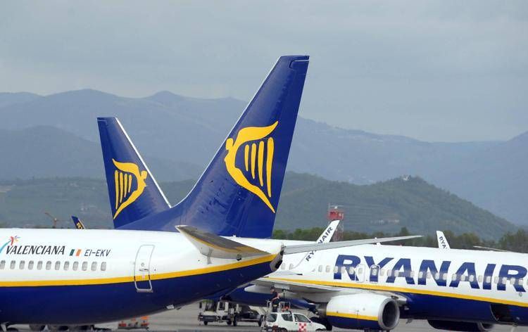BERGAMO 25 Apr 2012 - Bergamo Aeroporto aerei ryanair arrivi partenze foto Tiziano Manzoni Fotogramma Bergamo (Fotogramma Bergamo / Fotogramma Bergamo, BERGAMO - 2012-04-25) p.s. la foto e' utilizzabile nel rispetto del contesto in cui e' stata scattata, e senza intento diffamatorio del decoro delle persone rappresentate (Fotogramma Bergamo / Fotogramma, FOTO REPERTORIO - 2017-09-19) p.s. la foto e' utilizzabile nel rispetto del contesto in cui e' stata scattata, e senza intento diffamatorio del decoro delle persone rappresentate - FOTOGRAMMA