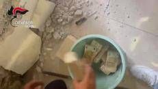 Tre milioni di euro nascosti nei muri, blitz anticamorra nel Napoletano - Video