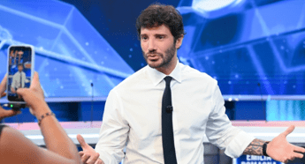 Sanremo 2027, De Martino cambia le regole: voto online ed Eurovision, 24 Big in gara e paletti su Ia