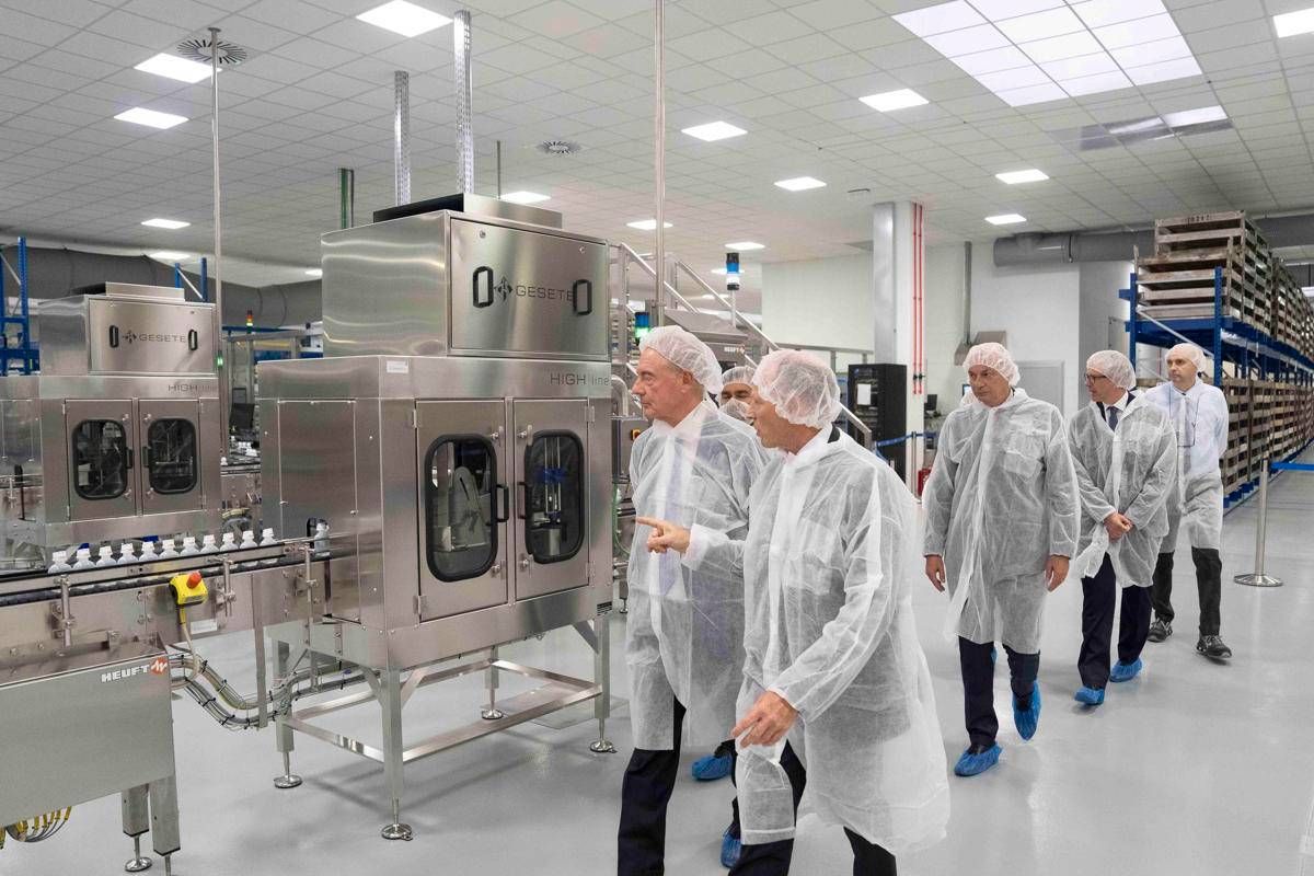 https://www.adnkronos.com/resources/02a9-21a6ac2e8f23-95f3b3e45161-1000/format/huge/ministro_urso_inaugurazione_isola_della_scala_00001.jpeg