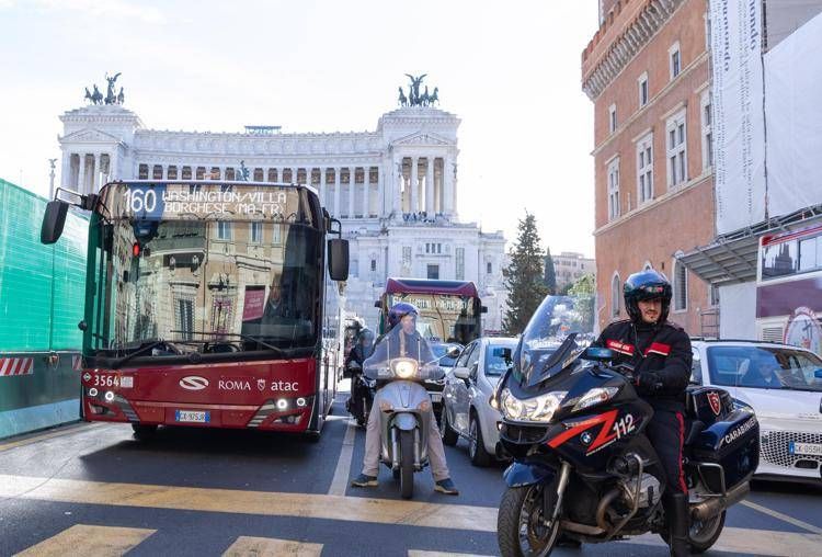 Autobus nel traffico a Roma - (Ipa)
