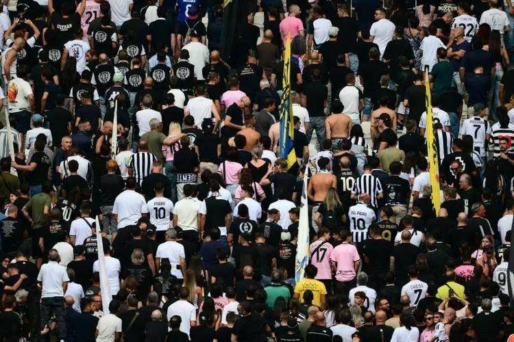 Tifosi della Juventus di spalle  - Afp