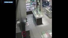 Rapina con pistola in una gioielleria a Firenze, il video delle minacce a un dipendente e la fuga con oltre 100mila euro