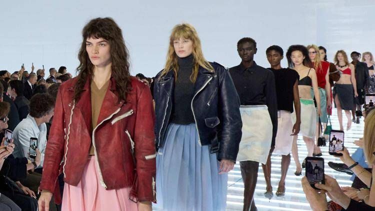 L'uscita finale della sfilata Prada primavera-estate 2027