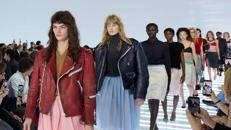 L'uscita finale della sfilata Prada primavera-estate 2027