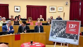 Cgil: svelato il francobollo dei 120 anni, Landini 'dedicato al valore delle persone e del lavoro'