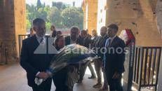 Colosseo, Giuli depone una corona di fiori per l'operaio morto - Video