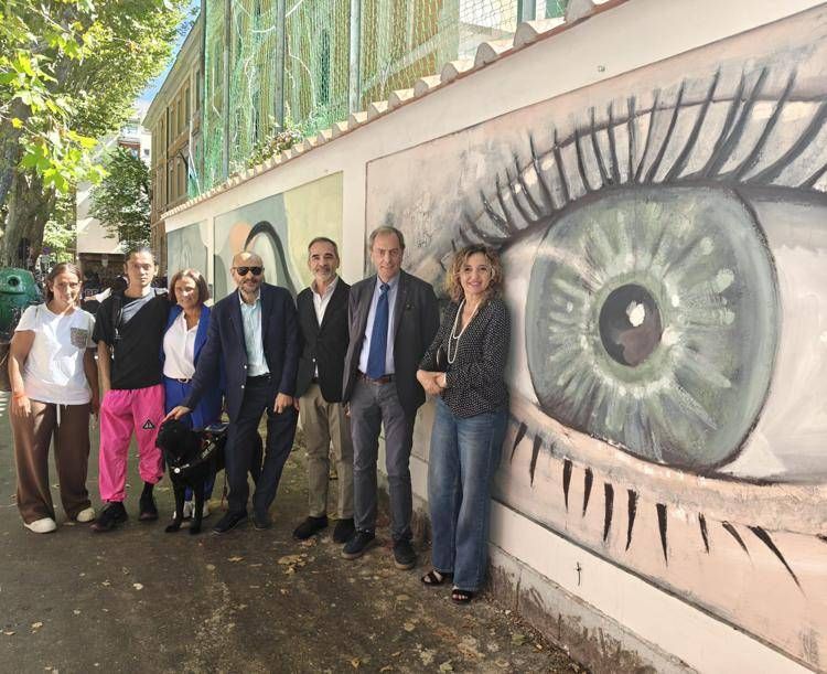 'Così bello che… lo vede anche un cieco', a Roma un murale in rilievo per permetterne la visione anche a ciechi e ipovedenti