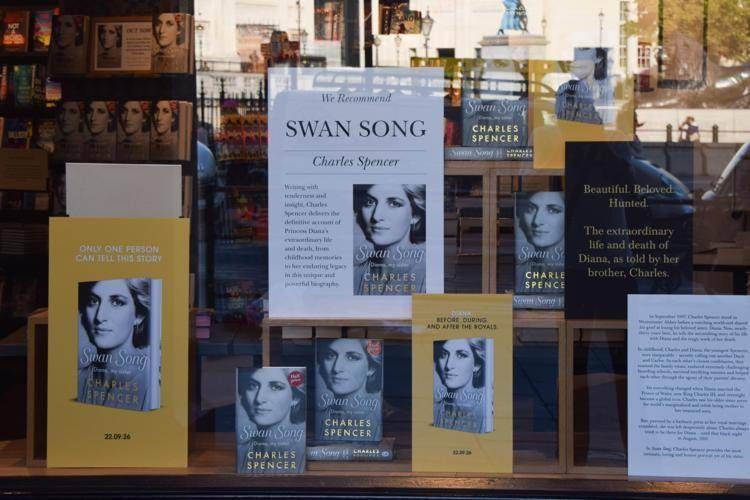Le copie del libro del conte Spencer in libreria a Londra - (Ipa)