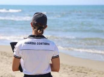 La Spezia, donna resta bloccata per ore su uno scoglio in mare: "L'abbiamo salvata, era in ipotermia"