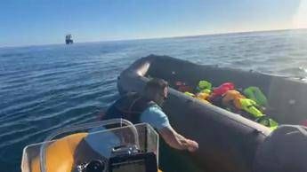 Buca il gommone dei migranti nel canale della Manica, il video del suprematista britannico Danny Tommo