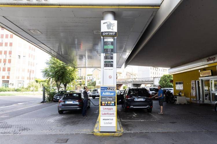 I prezzi del gasolio sono stabilmente ben al di sopra dei 2 euro al litro
 - Fotogramma/Ipa