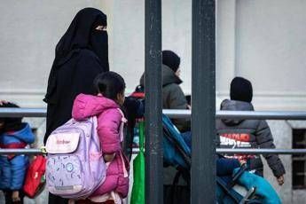 Burqa e niqab vietati a scuola, multe fino a 1000 euro. Tetto del 30% per alunni stranieri: la bozza del decreto