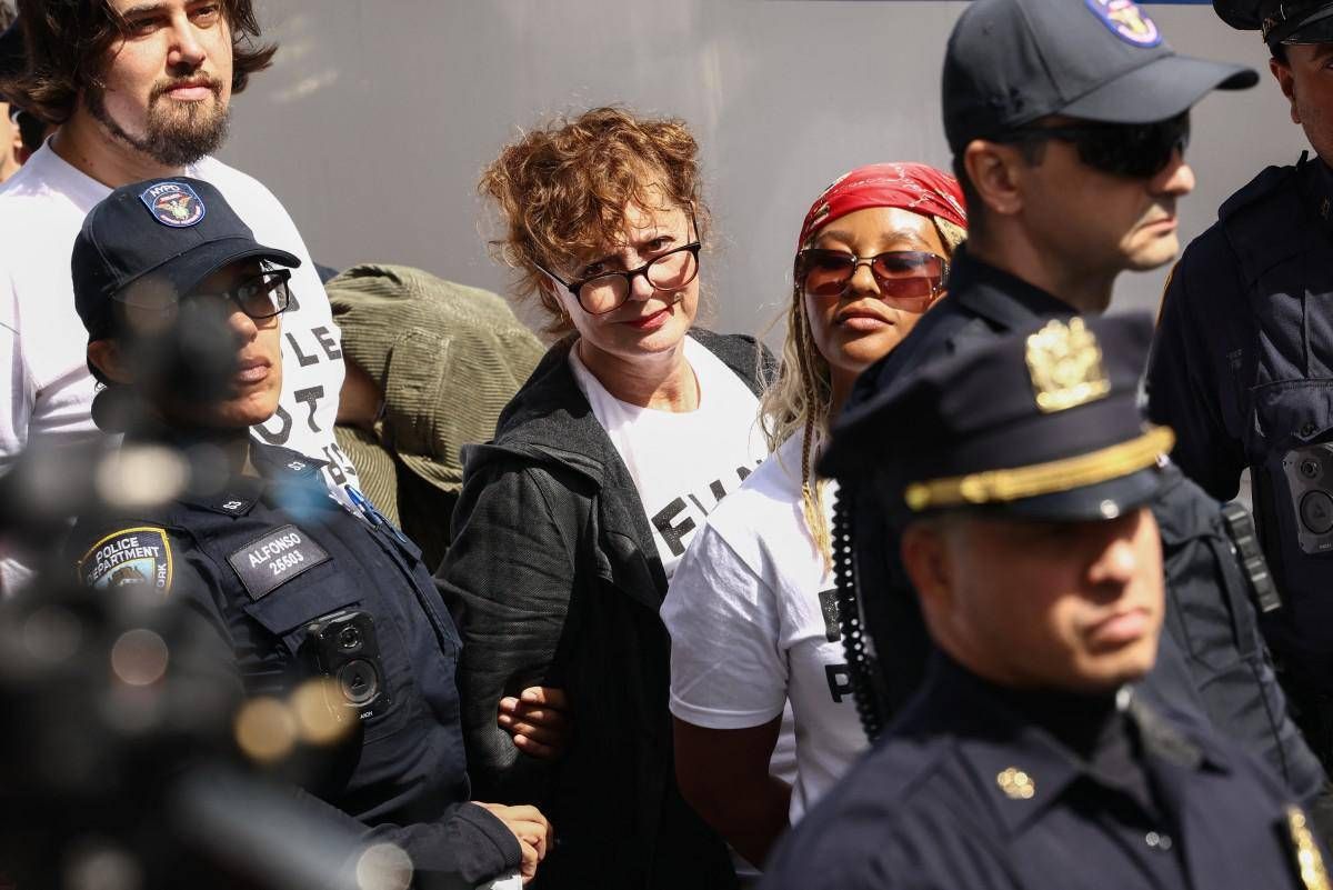 https://www.adnkronos.com/resources/02a9-21ab70668262-35be5befd4b7-1000/format/huge/sarandon_arresto_afp_2409.jpeg
