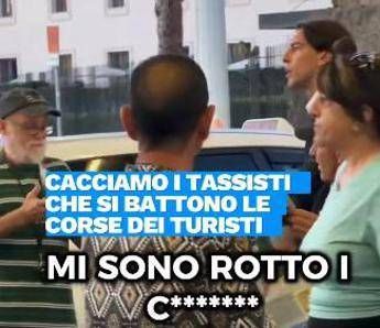 Roma Termini, blitz dell'assessore Onorato contro i tassisti furbetti: "Battono le corse con i turisti, che figura facciamo in tutto il mondo?"