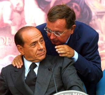 Silvio Berlusconi e le tasse, la promessa di abbassarle a tutti e l'eredità raccolta da Forza Italia