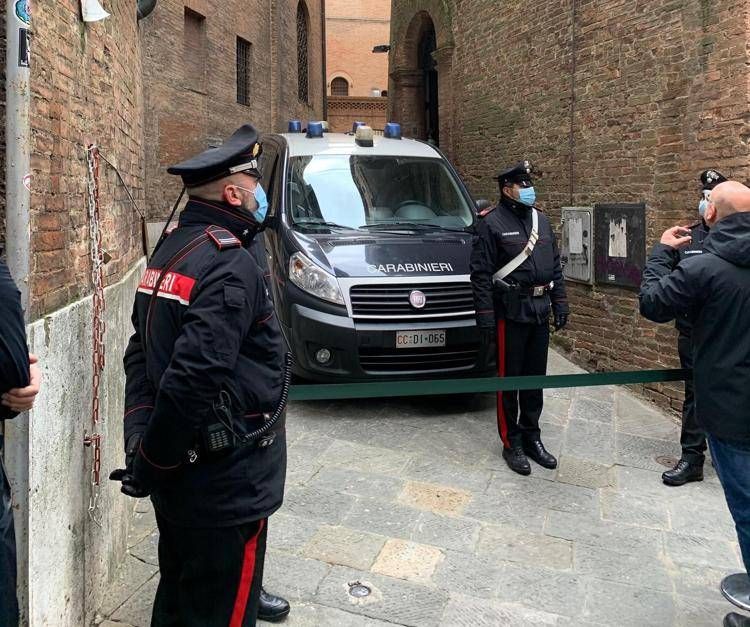 (Il vicolo Monte Pio a Siena) 