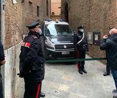 (Il vicolo Monte Pio a Siena) 