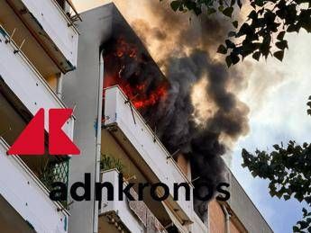 Roma, violento incendio in un palazzo: salvate tre persone, non si trova inquilino