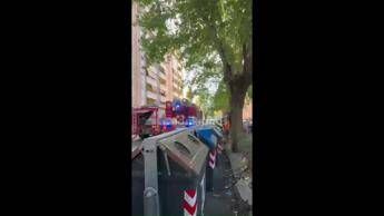 Paura a Roma, incendio in un palazzo: fiamme in appartamento - Video
