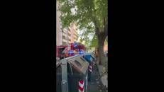 Violento incendio in un palazzo a Roma: un morto - Video