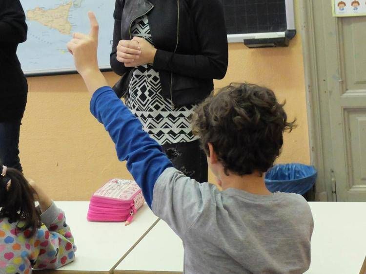 CLASSE DI INSERIMENTO DEI BAMBINI SORDI ALLA SCUOLA ELEMENTARE JACOPO BAROZZI DI VIA GIULIO ROMANO (MATT CORNER, MILANO - 2014-11-05)  - FOTOGRAMMA
