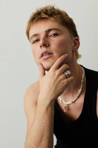 Musica: Hrvy, nel nuovo singolo 'hesitate' il lasciarsi andare in amore senza pa