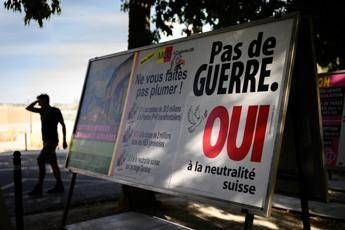 Cartellone elettorale per il referendum in Svizzera - Afp