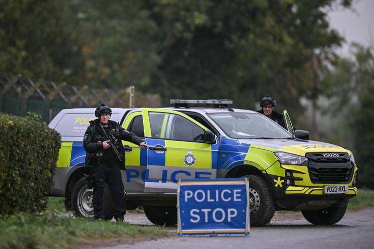 Polizia alla base Raf di Fairford, in Uk - Afp
