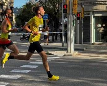Corre una maratona... con le Crocs, la follia dell'atleta russo a Berlino